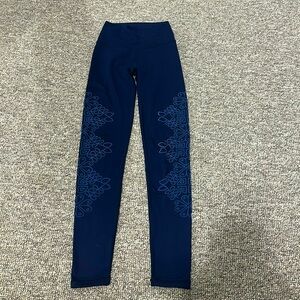 Navy leggings from Aerie. Beautiful design on the sides. XS great condition.